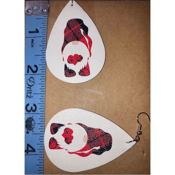 ☀️3/$12☀️ Buffalo Plaid Heart Gnome Earrings - Picture 3 of 4